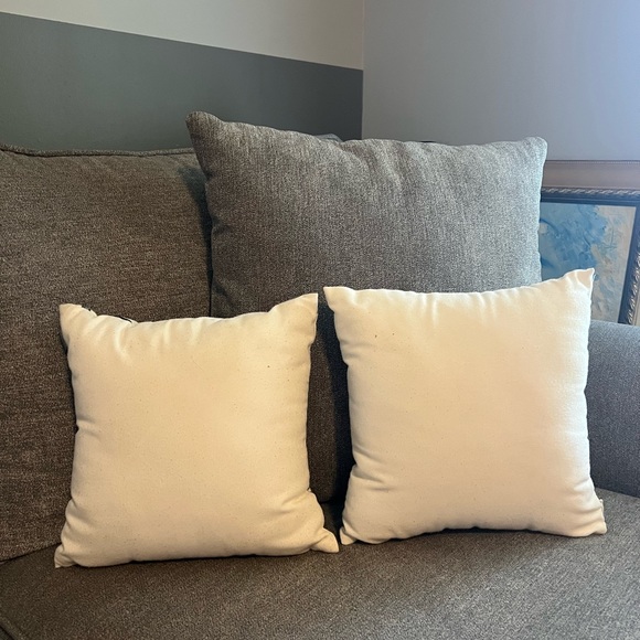 Two small accent pillows - Picture 2 of 8